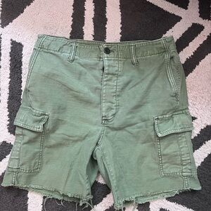 Madewell Cutoff Cargo Raw Fray Hem Shorts in Army Military Green